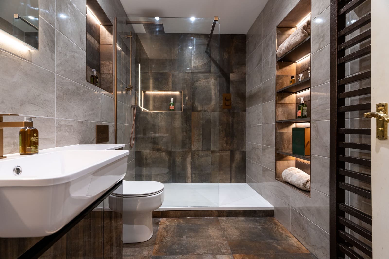 The Benefits of a Frameless Wet Room Shower Screen