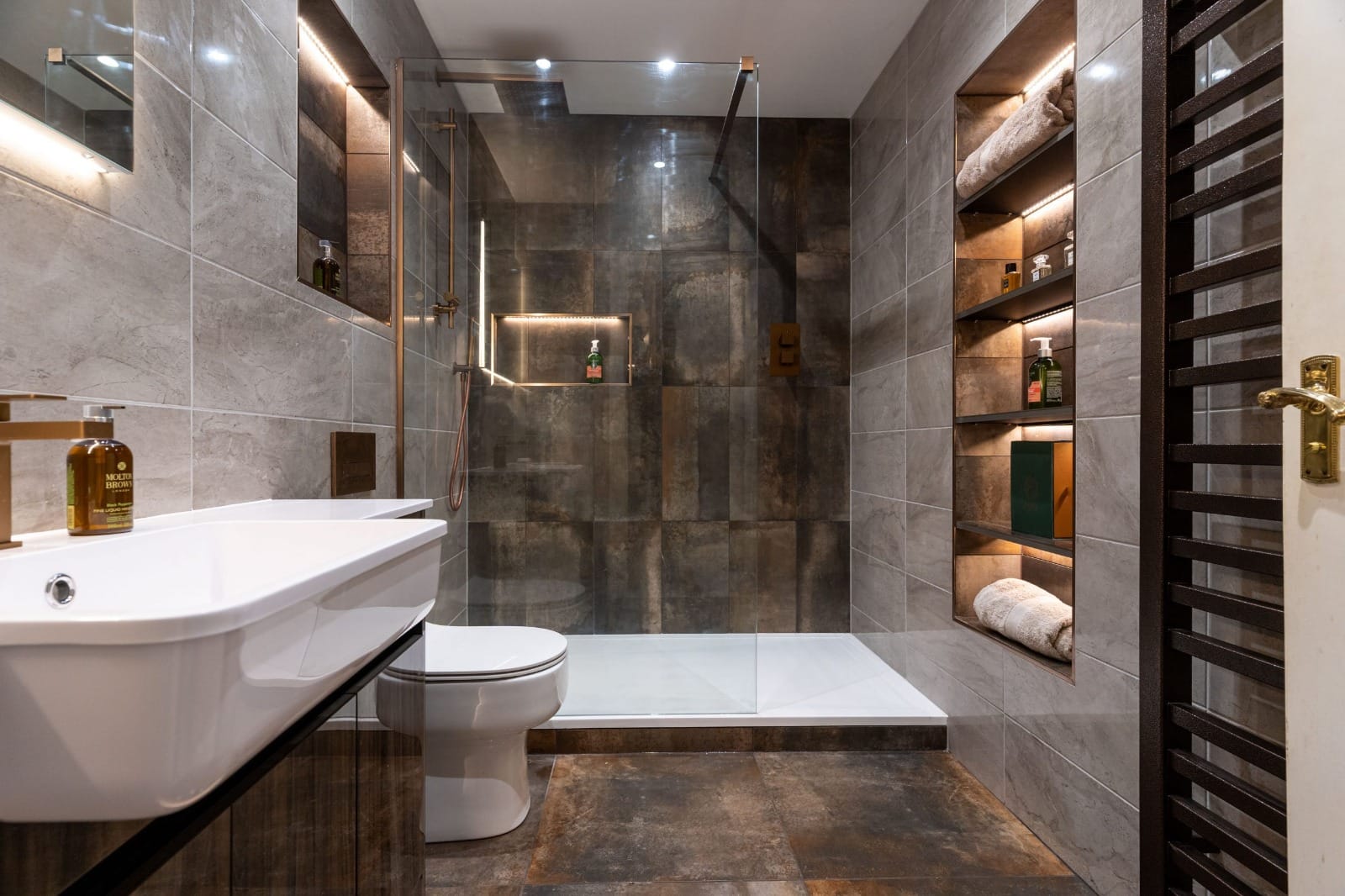 The Benefits of a Frameless Wet Room Shower Screen